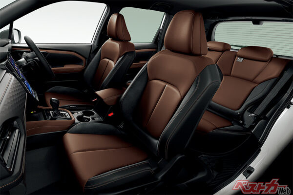 本革シート（ナッパレザー/ウルトラスエード®）ブラウン/ブラック（ブラウン&シルバーステッチ）（2025年4月 フルモデルチェンジ発表時の公式画像より）