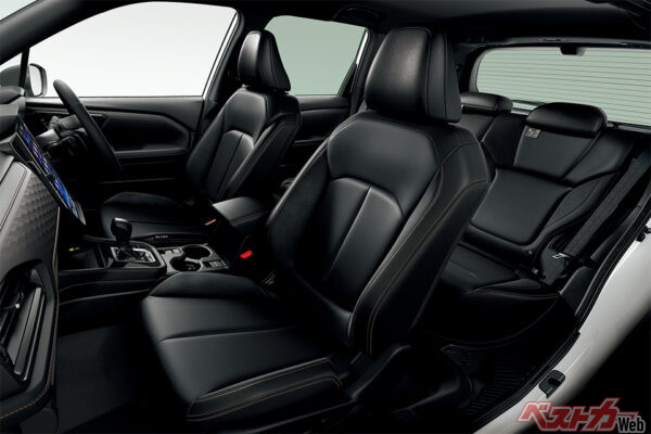 本革シート（ナッパレザー/ウルトラスエード®）ブラック/ブラック（ブラウンステッチ）（2025年4月 フルモデルチェンジ発表時の公式画像より）