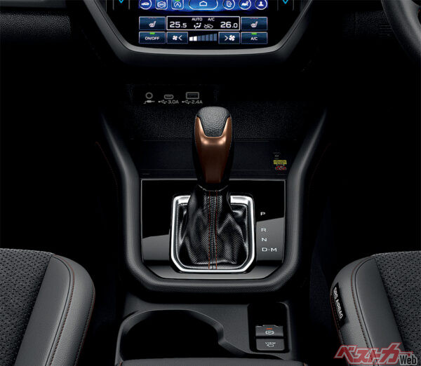 SPORT EX ブロンズ加飾付本革巻シフトレバー（2025年4月 フルモデルチェンジ発表時の公式画像より）