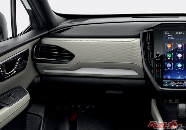 Premium S:HEV / Premium S:HEV EX インパネトリム〈プラチナ（ブルーステッチ）〉/インパネ加飾パネル（プラチナ木目調）/ベンチレーショングリル加飾（ピアノブラック）（2025年4月 フルモデルチェンジ発表時の公式画像より）