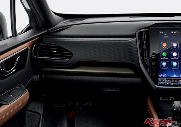 Premium S:HEV / Premium S:HEV EX（本革シート） インパネトリム〈ブラック（ブラウンステッチ）〉/インパネ加飾パネル（金属調）/ベンチレーショングリル加飾（ピアノブラック）（2025年4月 フルモデルチェンジ発表時の公式画像より）