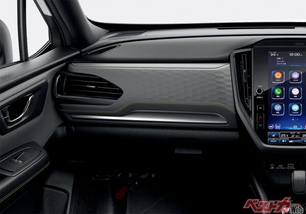 X-BREAK S:HEV / X-BREAK S:HEV EX インパネトリム〈ダークグレー（グリーンステッチ）〉/インパネ加飾パネル（シルバー塗装）/ベンチレーショングリル加飾（ブレイズガンメタリック）（2025年4月 フルモデルチェンジ発表時の公式画像より）