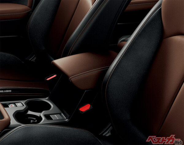 Premium S:HEV / Premium S:HEV EX〈本革シート（ブラウン/ブラック）〉 フロアコンソールリッド プラチナ表皮巻（ブルーステッチ）（2025年4月 フルモデルチェンジ発表時の公式画像より）