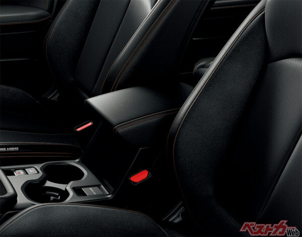 Premium S:HEV / Premium S:HEV EX〈本革シート（ブラック/ブラック）〉 フロアコンソールリッド ブラック表皮巻（ブラウンステッチ）（2025年4月 フルモデルチェンジ発表時の公式画像より）