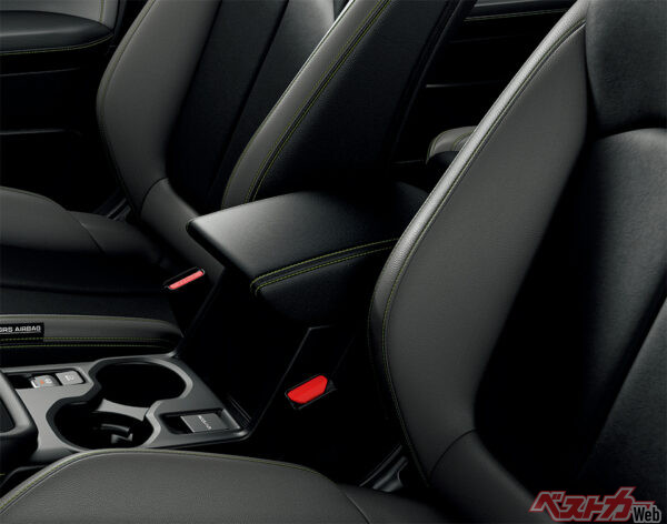 X-BREAK S:HEV / X-BREAK S:HEV EX フロアコンソールリッド ブラック表皮巻（グリーンステッチ）（2025年4月 フルモデルチェンジ発表時の公式画像より）