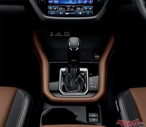 Premium S:HEV / Premium S:HEV EX（本革シート）シフトレバー〈本革巻（ピアノブラック加飾付）〉/シフトブーツ（ブラウンステッチ）（2025年4月 フルモデルチェンジ発表時の公式画像より）