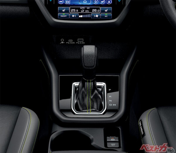 X-BREAK S:HEV / X-BREAK S:HEV EX シフトレバー（樹脂） / シフトブーツ（グリーンステッチ）（2025年4月 フルモデルチェンジ発表時の公式画像より）