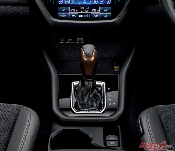 SPORT / SPORT EX シフトレバー〈本革巻（ブロンズ加飾付）〉/シフトブーツ（ブラウンステッチ）（2025年4月 フルモデルチェンジ発表時の公式画像より）