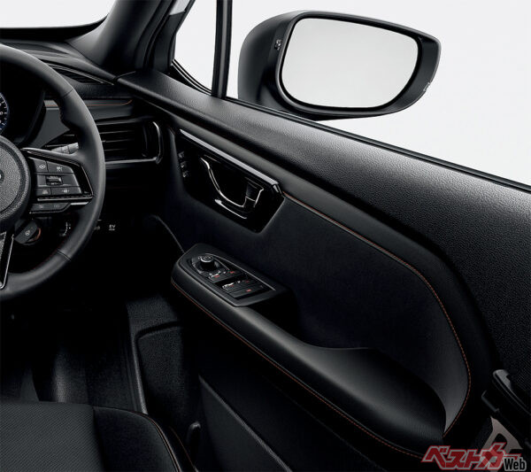 Premium S:HEV / Premium S:HEV EX〈本革シート（ブラック/ブラック）〉 ドアトリム 表皮巻/インナードアハンドル加飾（フロント）ブランノーブ [ブラック/ブラック（ブラウンステッチ）/ ピアノブラック（2025年4月 フルモデルチェンジ発表時の公式画像より）