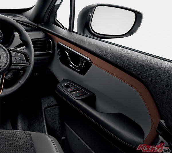 SPORT / SPORT EX ドアトリム トリコット/表皮巻[ブロンズ/グレー（ブラウンステッチ）] / ピアノブラック（2025年4月 フルモデルチェンジ発表時の公式画像より）