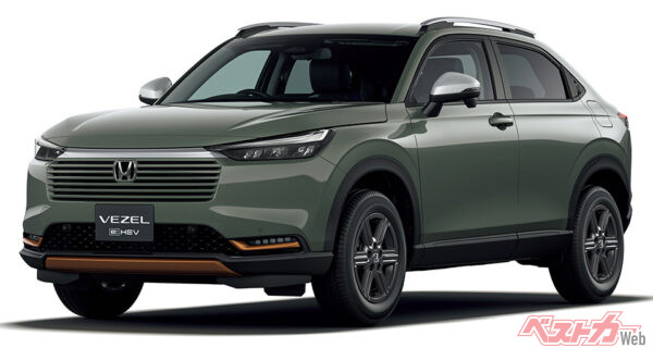 e:HEV X・HuNT パッケージ(FF) フロント7:3スタイリング ボタニカルグリーン・パール（2025年10月 一部改良時の公式画像より）