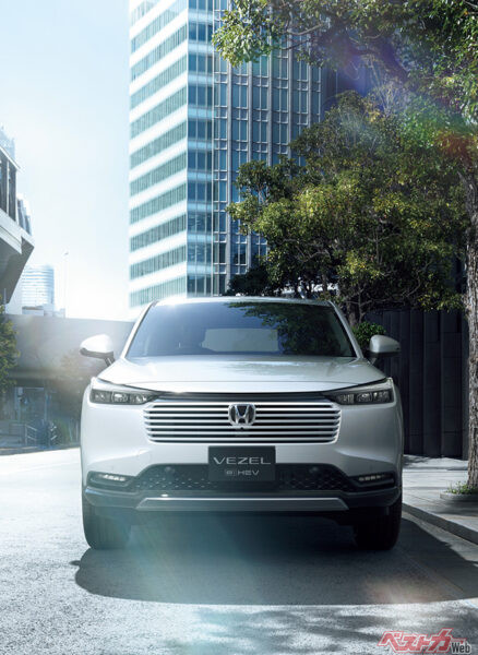 e:HEV Z(FF) プラチナホワイト・パール メーカーオプション装着車 10:0フロントスタイリングイメージ（2025年10月 一部改良時の公式画像より）