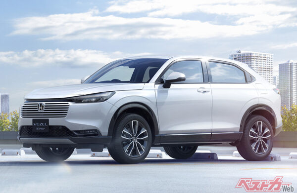 e:HEV Z(FF) プラチナホワイト・パール メーカーオプション装着車 8:2フロントスタイリングイメージ（2025年10月 一部改良時の公式画像より）