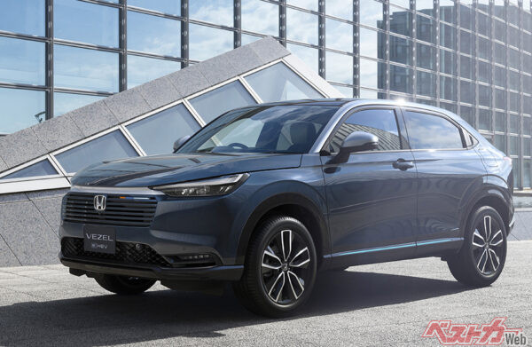 e:HEV Z・PLaY パッケージ(FF) メーカーオプション装着車 シーベッドブルー・パール&シルバー フロントスタイリングイメージ（2025年10月 一部改良時の公式画像より）