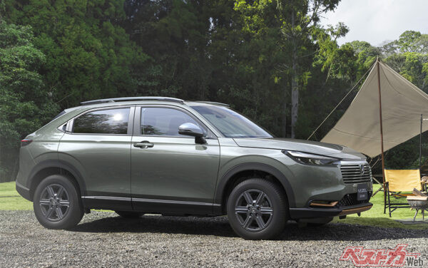 e:HEV X・HuNT パッケージ(FF) メーカーオプション装着車 ボタニカルグリーン・パール フロントスタイリングイメージ（2025年10月 一部改良時の公式画像より）