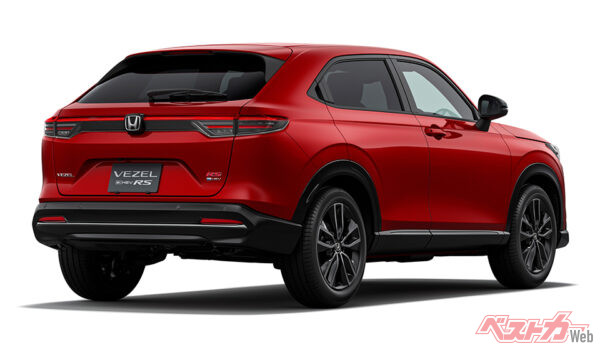 e:HEV Z(FF) リア7:3スタイリング プレミアムクリスタルレッド・メタリック（2025年10月 新グレード設定時の公式画像より）