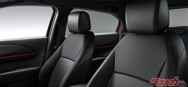 e:HEV Z(FF) フロントシート プレミアムクリスタルレッド・メタリック（2025年10月 新グレード設定時の公式画像より）