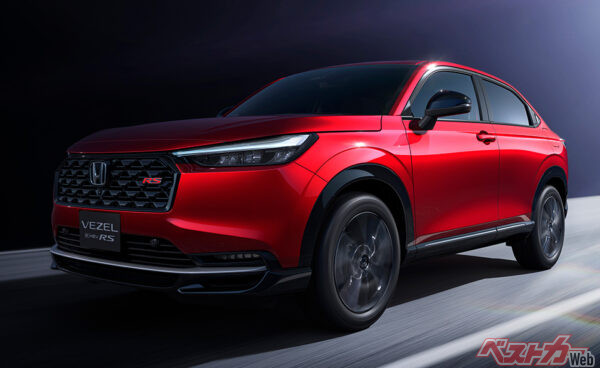 e:HEV RS(4WD)メーカーオプション装着車 フロント走りイメージ プレミアムクリスタルレッド・メタリック（2025年10月 新グレード設定時の公式画像より）