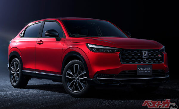 e:HEV RS(4WD)メーカーオプション装着車 フロント7:3スタイリング プレミアムクリスタルレッド・メタリック（2025年10月 新グレード設定時の公式画像より）