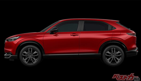 e:HEV RS(FF) 真横スタイリングイメージ プレミアムクリスタルレッド・メタリック（2025年10月 新グレード設定時の公式画像より）