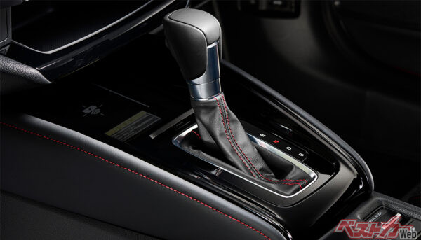 本革巻セレクトレバー、シフトブーツ（レッドステッチ）（2025年10月 新グレード設定時の公式画像より）