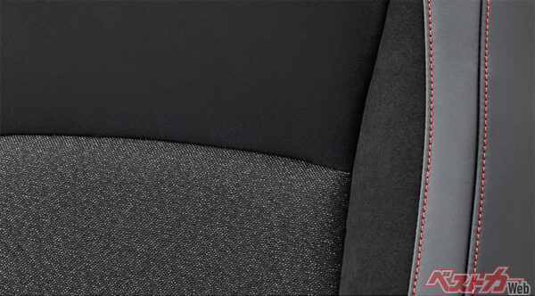 コンビシート（プライムスムース×ラックス スェード®×ファブリック）　〈レッドステッチ〉（2025年10月 新グレード設定時の公式画像より）