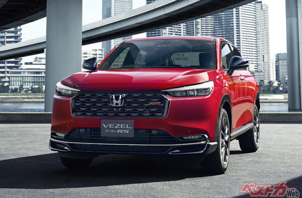 e:HEV RS(4WD)メーカーオプション装着車 フロント7:3スタイリングイメージ プレミアムクリスタルレッド・メタリック（2025年10月 新グレード設定時の公式画像より）