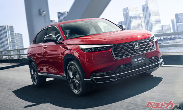 e:HEV RS(4WD)メーカーオプション装着車 フロント走りイメージ プレミアムクリスタルレッド・メタリック（2025年10月 新グレード設定時の公式画像より）