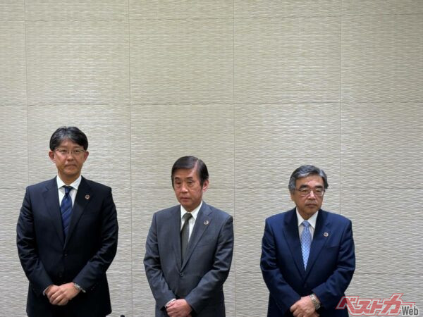 汽車の取材に応じる3人のモビリティ委員会委員長。左から佐藤恒治トヨタ自動車社長、片山正則いすゞ自動車会長、茅本隆司日本発条会長