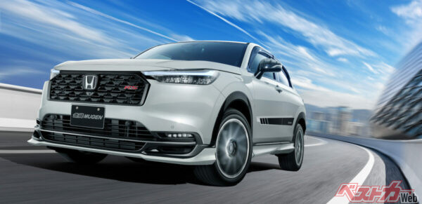 街乗りもワインディングも颯爽と走れる。「やる時はやる！」雰囲気がビシビシと伝わってくるデザインだ