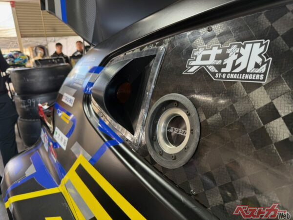 サイドに装着したエアダクトの効果はなかなかで、エンジンの冷却性能を高めている