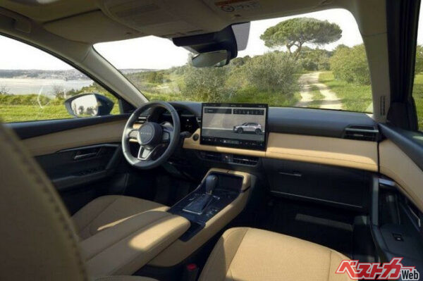 包み込まれるようなデザインが特徴の新型CX-5のインテリア。センターディスプレイは10.25インチから15.6インチへと大型化