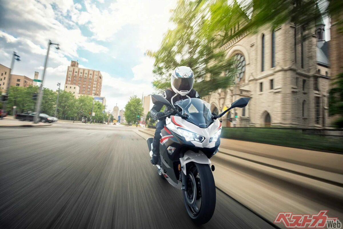 新カラーでさらに美しく!! カワサキ「Ninja 400」2025年モデル登場