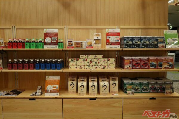 スズキ食堂のカレーに加えて浜松の名産品も並ぶ！