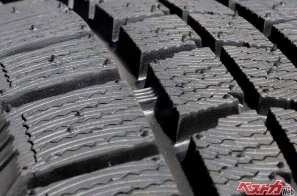 写真中央にあるのがプラットホーム。スタッドレスタイヤの摩耗が50%になるとブロックと同じ高さになり、それが使用限界のサイン（Adobe Stock@tkyszk）