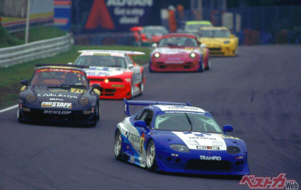 ポルシェ911を従えるFTO (写真提供:富士スピードウェイ)