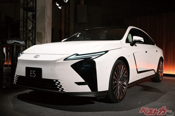 2026年春の正式デビュー前に初公開された新型レクサス ES日本仕様