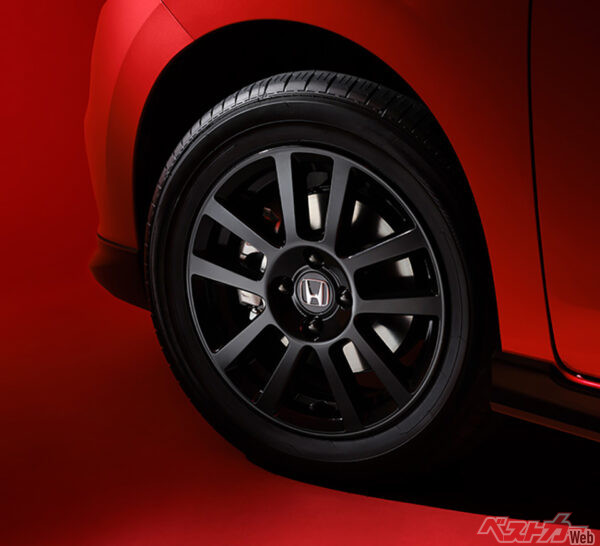 BLACK STYLE専用15インチアルミホイール（ベルリナブラック）＋ブラックホイールナット（2023年12月 「HOME」特別仕様車時の公式画像より）