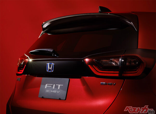 BLACK STYLE専用テールゲートスポイラー（ブラック塗装）、BLACK STYLE専用リアライセンスガーニッシュ（ブラック塗装）（2023年12月 「HOME」特別仕様車時の公式画像より）