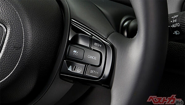 ピアノブラック調ステアリングスイッチガーニッシュ（2023年12月 「HOME」特別仕様車時の公式画像より）