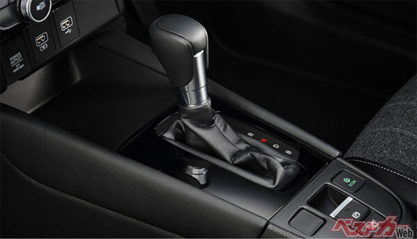 ピアノブラック調セレクトレバーエスカッションオプション装着車（2023年12月 「HOME」特別仕様車時の公式画像より）