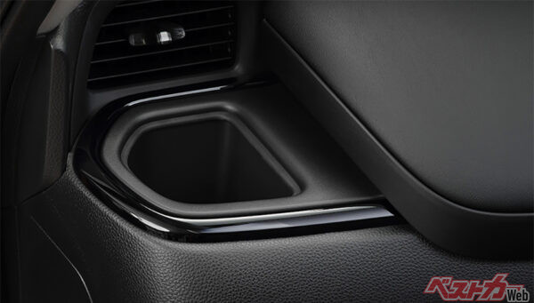 ピアノブラック調ドリンクホルダーガーニッシュ（2023年12月 「HOME」特別仕様車時の公式画像より）