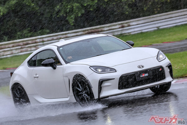 トヨタ GR86（現行型・2021年登場）。全長4265×全幅1775×全高1310mm、車重1270kg、2.4L水平対向4（235ps/25.5kgm）／FRレイアウトの2＋2スポーツクーペ