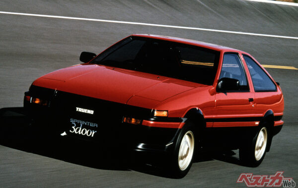 トヨタ カローラレビン／スプリンタートレノ（AE86型・1983年登場）。全長4205×全幅1625×全高1335mm、車重1215kg、1.6L直4（130ps/15.2kgm）／写真は3ドアのスプリンタートレノ