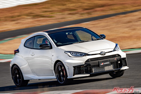 トヨタ GRヤリス（現行型・2024年登場）。全長3395×全幅1805×全高1455mm、車重1280kg、1.6L直3ターボ（304ps/40.8kgm）／WRCのために生まれた4WDスポーツハッチ