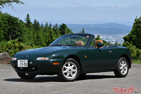 マツダ ロードスター（初代・1989年登場）。全長3970×全幅1675×全高1235mm、車重940kg、1.6L直4（120ps/14.0kgm）