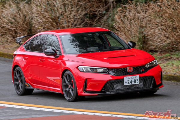 ホンダ シビックタイプR（現行型・2022年登場）。全長4595×全幅1890×全高1405mm、車重1430kg、2L直4ターボ（330ps/42.8kgm）／FFのハイパフォーマンススポーツ。トランスミッションは6MTのみ