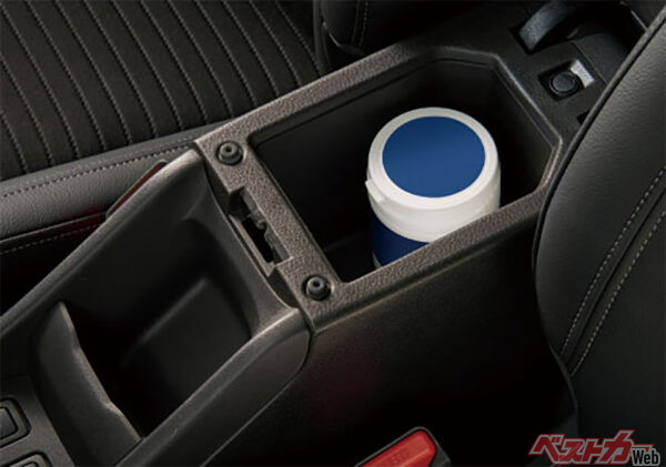 アームレスト機能付コンソールボックス（2024年10月 発売開始時の公式画像より）