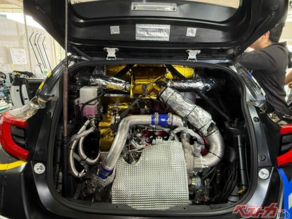 リアのエンジンルームは、G20Eエンジンの赤いヘッドが見えないくらいパツパツだ
