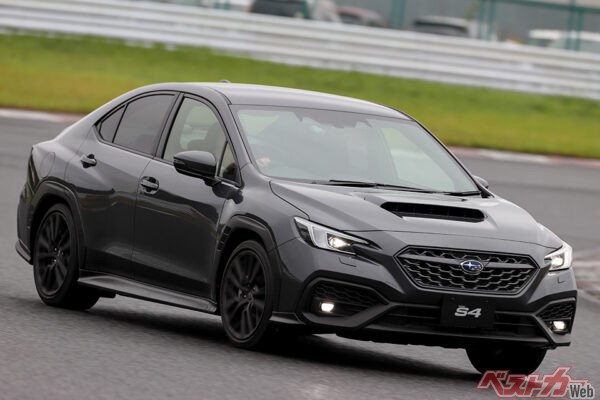 スバル WRX S4（現行型・2021年登場）。全長4670×全幅1825×全高1465mm、車重1610kg、2.4L水平対向4ターボ（275ps/38.2kgm）